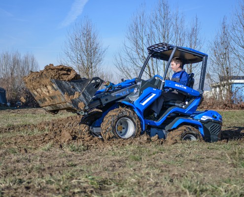 MultiOne mini loader 7 series with multipurpose bucket