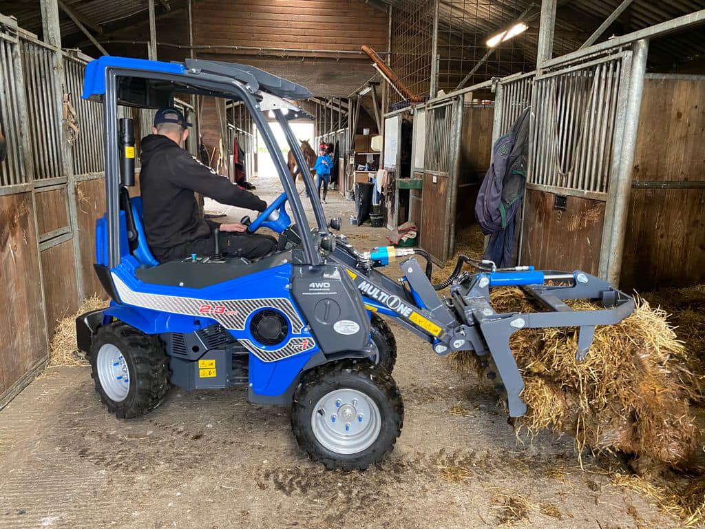 MultiOne-mini-loader-2-series-with-grapple_02