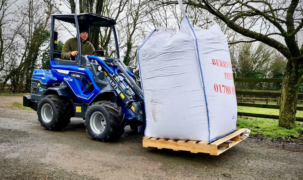 MultiOne mini loader 7.2k with pallet fork