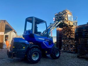 MultiOne-mini-loader-7.2k-with-pallet-fork 02